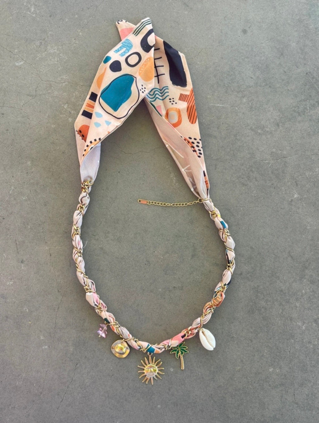 Collier tissu Summer avec charm’s☀️🌴🐚