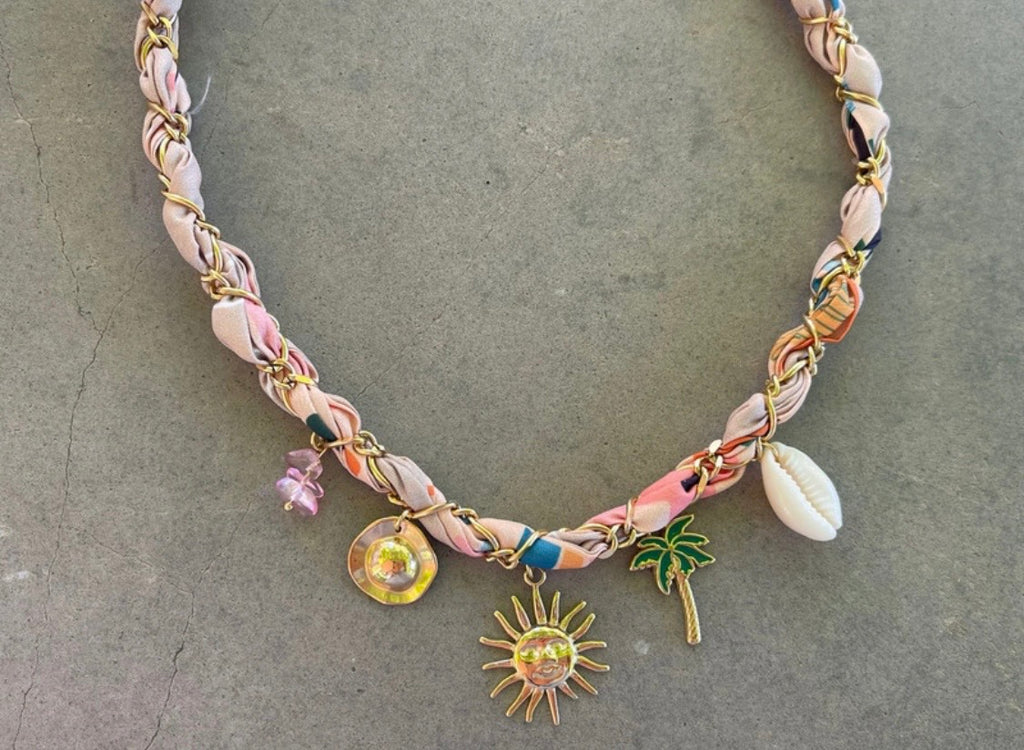 Collier tissu Summer avec charm’s☀️🌴🐚