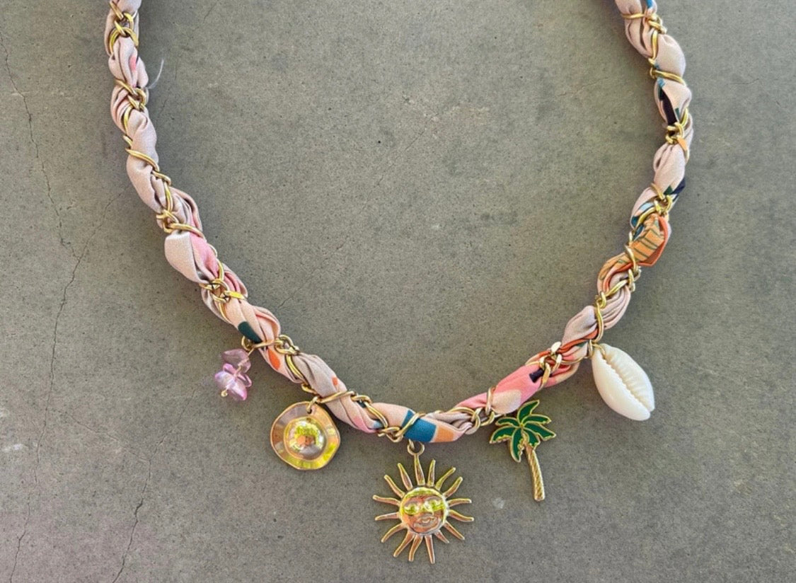Collier tissu Summer avec charm’s☀️🌴🐚